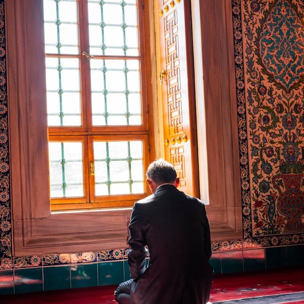 Focused man in a moment of concentration during a workout.